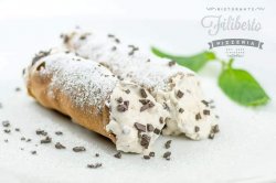 Cannoli con ricotta e cioccolato image
