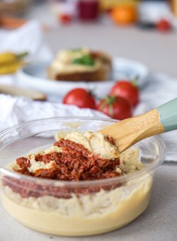 Spread humus pesto rosso image