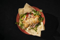 Salată Tex-Mex cu pui crocant și tortilia image