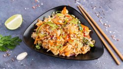 WOK cu orez si pui in sos Taiwanez image