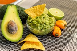 Nachos cu salsa Guacamole image