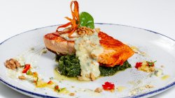 File de somon pe pat de spanac cu topping de gorgonzola image