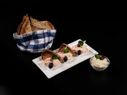 Salată de icre de crap cu măsline, ceapă image