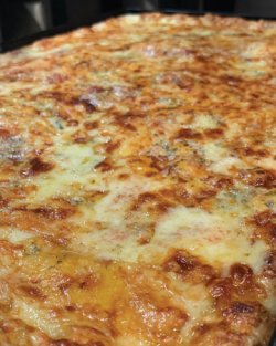 Pizza Family Quatro Formaggi + o băutură gratis image