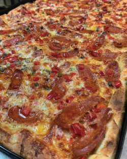 Pizza Family - Picantă + o băutură gratis image