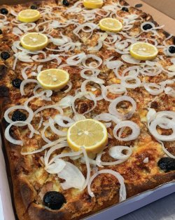 Pizza Family - Tonno + o băutură gratis image