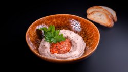 Fasole bătuta cu ceapă caramelizată și pâine prăjită image
