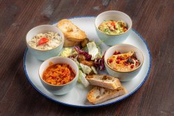 Platou cu salată de vinete, hummus, zacuscă și guacamole image