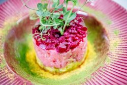 Tartar de ton cu sfeclă roșie, cremă de avocado, cremă aioli image