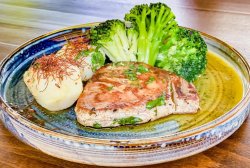 Ton la grill cu cartofi și brocoli image