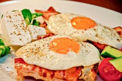 Ouă ochiuri, bacon și feta image