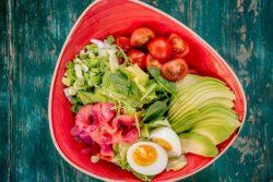 Salată cu somon și avocado image