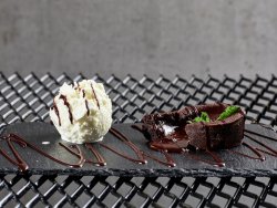 Lava cake cu înghețată de vanilie image