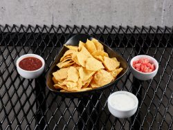 Nachos cu 3 tipuri de salsa image