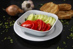 Salată de roșii cu castraveți image
