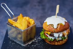 Cheesy love burger cu cartofi image