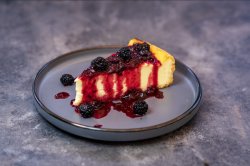 Cheesecake cu sos de fructe de pădure image