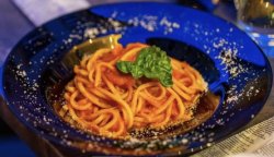 Spaghete cu roșii și busuioc  image