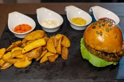 Burger de Vita cu Branza de Capra + Cartofi image