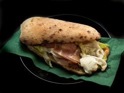 Prosciutto crudo + mozzarella di bufala + insalata image
