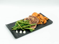 Ceafă grill cu garnitură și fasole verde image
