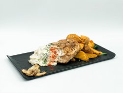 Cotlet în unt cu sos de ciuperci și garnitură image