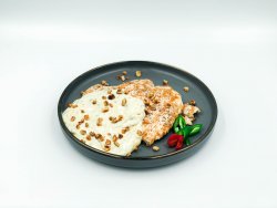 Pui grill cu sos gorgonzola și nuci image