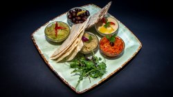 Platou cu salată de vinete, hummus, zacuscă și guacamole image