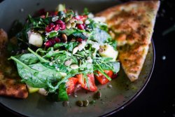Salată cu rodie, quinoua, hummus și legume image