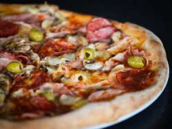 Pizza al Prosciutto Cotto e Salame image