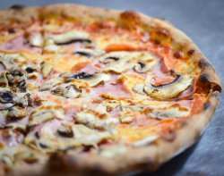 Pizza Prosciutto e Funghi image