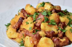 Cartofi cu bacon și ceapă roșie la tigaie image