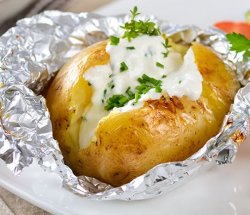 Cartofi copți cu sos de smântână și usturoi   image