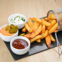 Cartofi prăjiți cu sos cheddar & jalapeno image