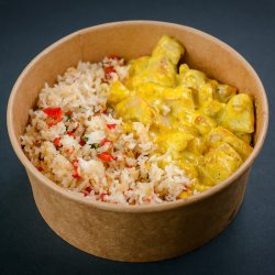 Pui cu orez și legume în sos curry image