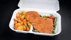 Șnițel de pui, cartofi copți și salată No Mayo Coleslaw image