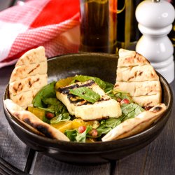 Salată de baby spanac cu halloumi image