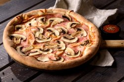 Pizza Prosciutto Funghi image