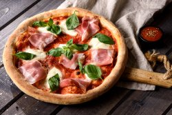 Pizza Bufala e Prosciutto Crudo image