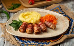 Frigărui de pui în bacon cu piure de cartofi image