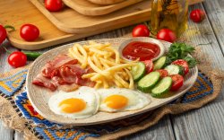 Mic dejun  cu ouă ochiuri și bacon image