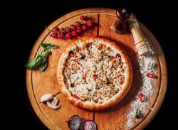 Pizza Dawi`s cu pui și margine de cașcaval image