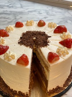 Tort mascarpone,ciocolata belgiana si capsuni image