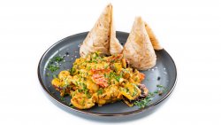 Chicken tikka la farfurie cu sos alb și pâine chappati 430g image