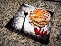 Pancakes cu sos de caramel și dulceață image