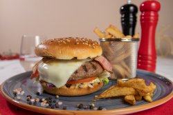 Hamburger Gourmet Premium Black Angus cu cartofi prăjiți image