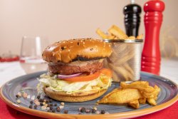 Beyond meat Orginal Burger -Vegan -No Soya cu cartofi prăjiți image