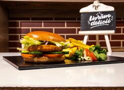 Veggie Burger servit cartofi prăjiți și sos de maioneza image