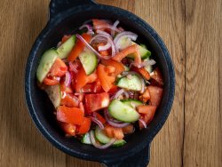 Salată de roşii, castraveţi, ceapă image