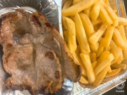 Ceafă de porc la grătar cu cartofi prăjiți și salată de varză image